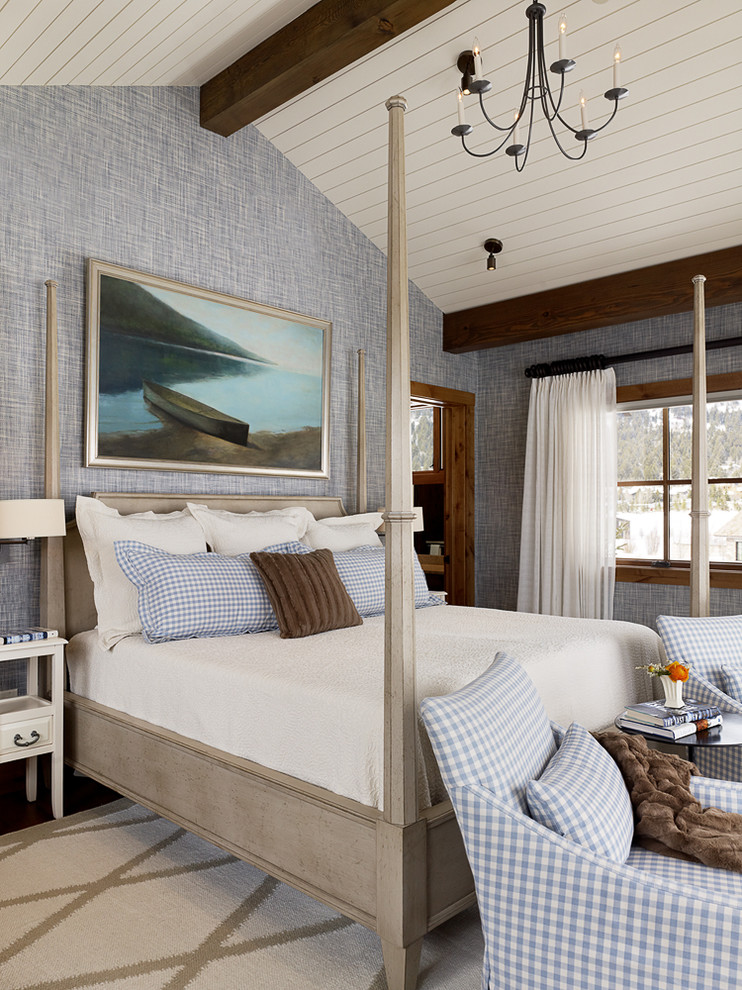Foto de dormitorio campestre con paredes azules