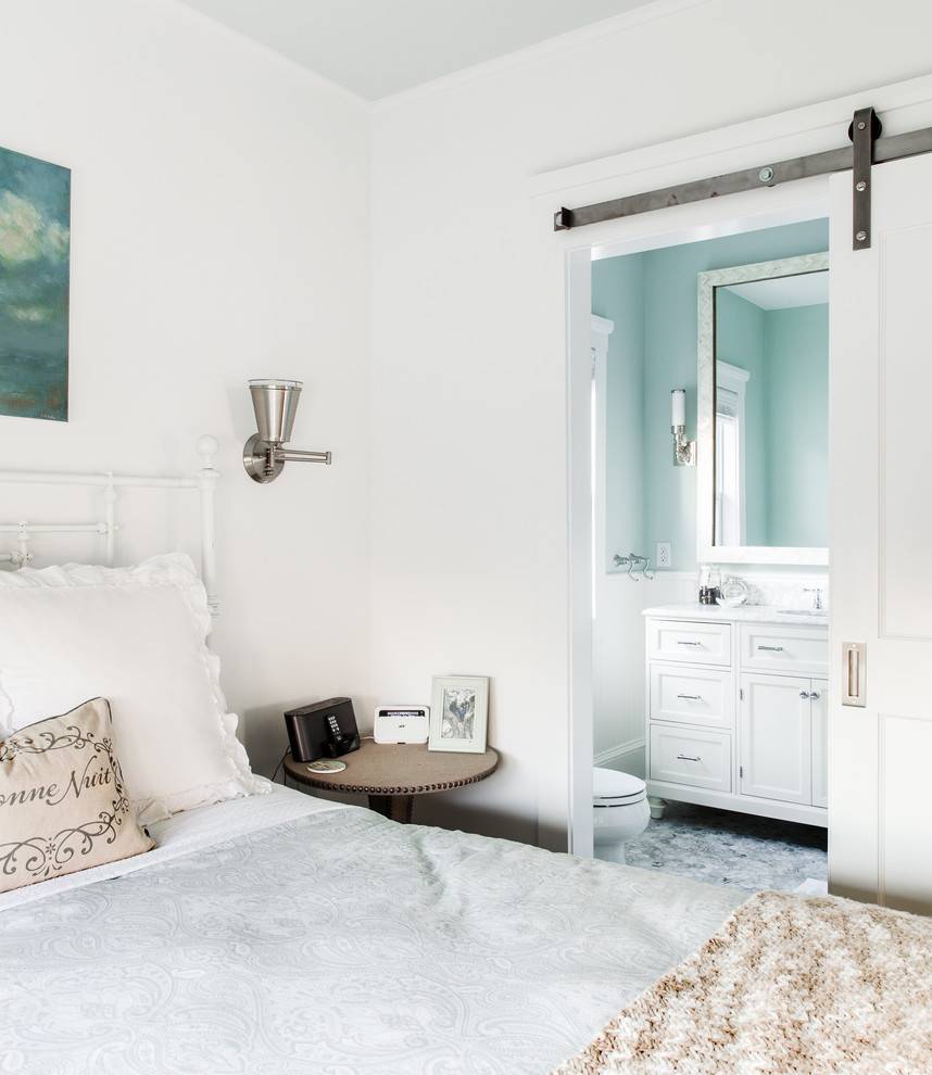 ニューヨークにある中くらいなビーチスタイルのおしゃれな主寝室 (白い壁、無垢フローリング) のインテリア