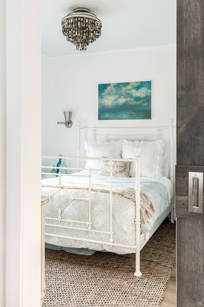 Imagen de dormitorio principal marinero de tamaño medio con paredes blancas y suelo de madera en tonos medios