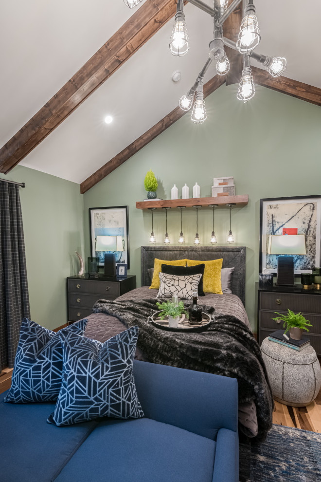 Cette photo montre une chambre chic de taille moyenne avec un mur vert, un sol en bois brun, un sol multicolore et un plafond voûté.