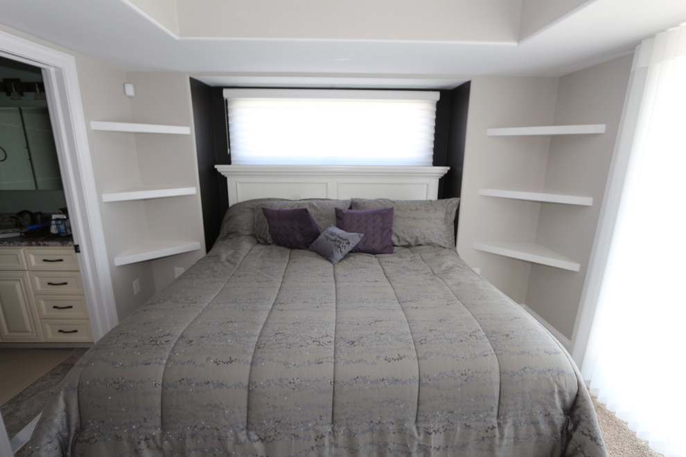 Идея дизайна: хозяйская спальня в морском стиле с серыми стенами, ковровым покрытием и разноцветным полом