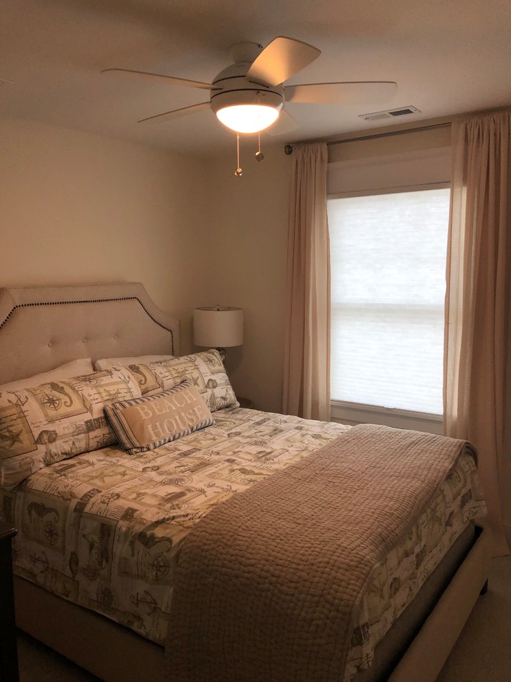 Réalisation d'une chambre avec moquette marine avec un mur beige.