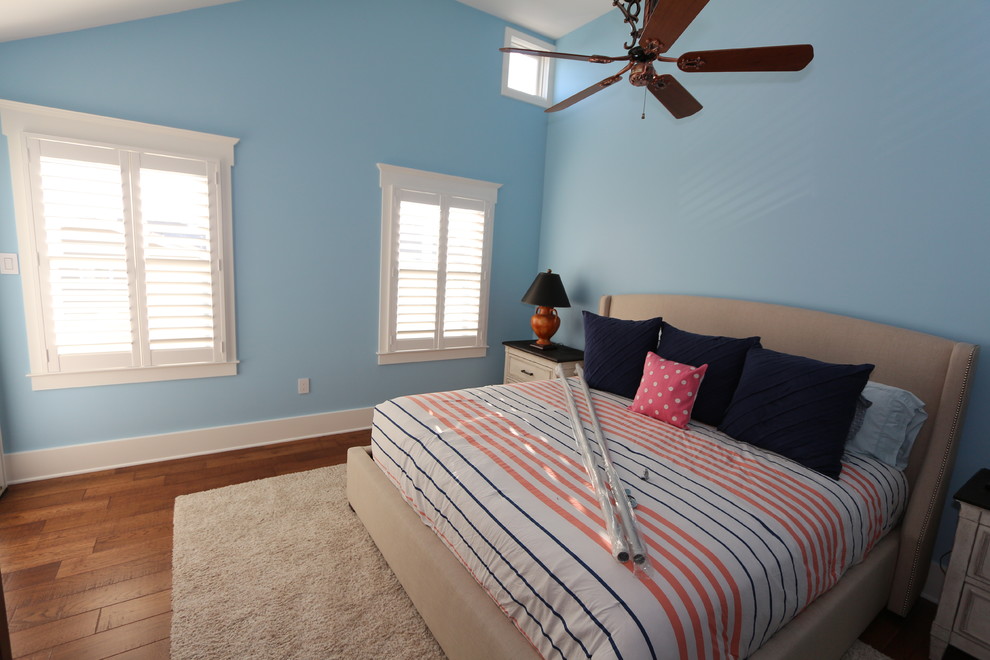 Immagine di una camera degli ospiti stile marinaro con pareti blu, parquet scuro e pavimento marrone