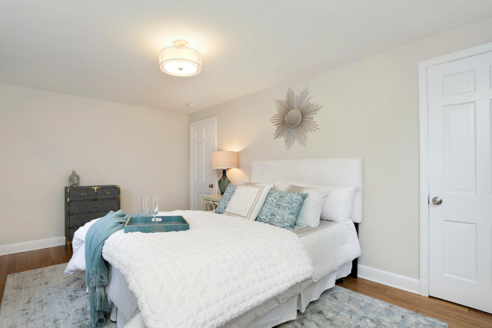 Foto de dormitorio principal costero pequeño con paredes grises y suelo de madera en tonos medios