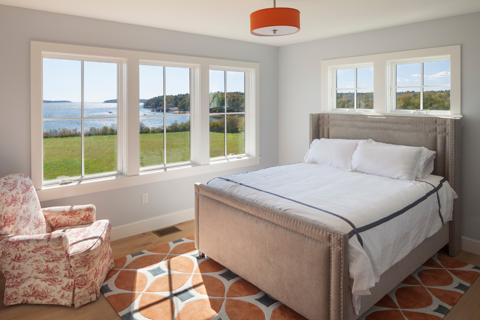 Пример оригинального дизайна: гостевая спальня среднего размера, (комната для гостей) в стиле неоклассика (современная классика) с серыми стенами, светлым паркетным полом и серым полом без камина