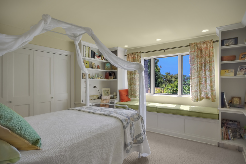 Стильный дизайн: спальня в классическом стиле с бежевыми стенами, ковровым покрытием и рабочим местом без камина - последний тренд