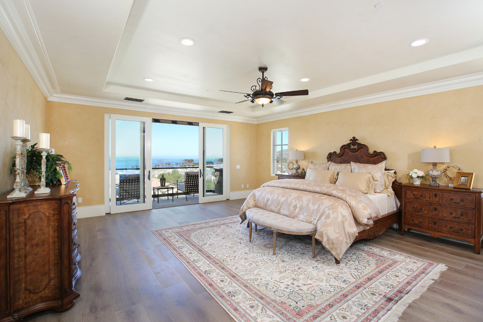 Ejemplo de dormitorio principal marinero con paredes beige y suelo de madera en tonos medios
