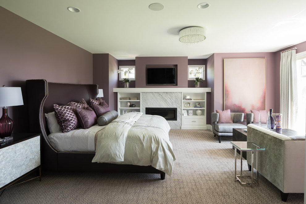 Свежая идея для дизайна: большая хозяйская спальня в стиле неоклассика (современная классика) с фиолетовыми стенами, ковровым покрытием, горизонтальным камином, фасадом камина из камня и бежевым полом - отличное фото интерьера