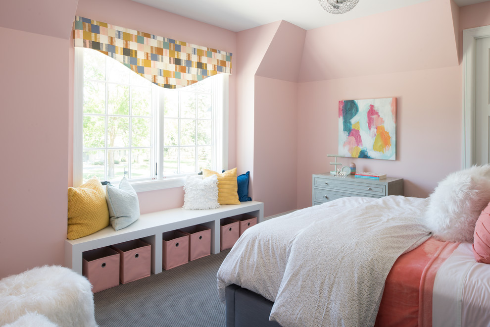 Идея дизайна: гостевая спальня среднего размера, (комната для гостей) в стиле неоклассика (современная классика) с розовыми стенами, ковровым покрытием и серым полом