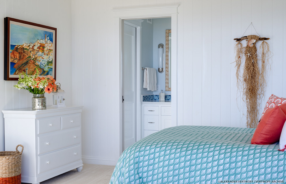 Modelo de habitación de invitados marinera de tamaño medio sin chimenea con paredes blancas y suelo de madera clara