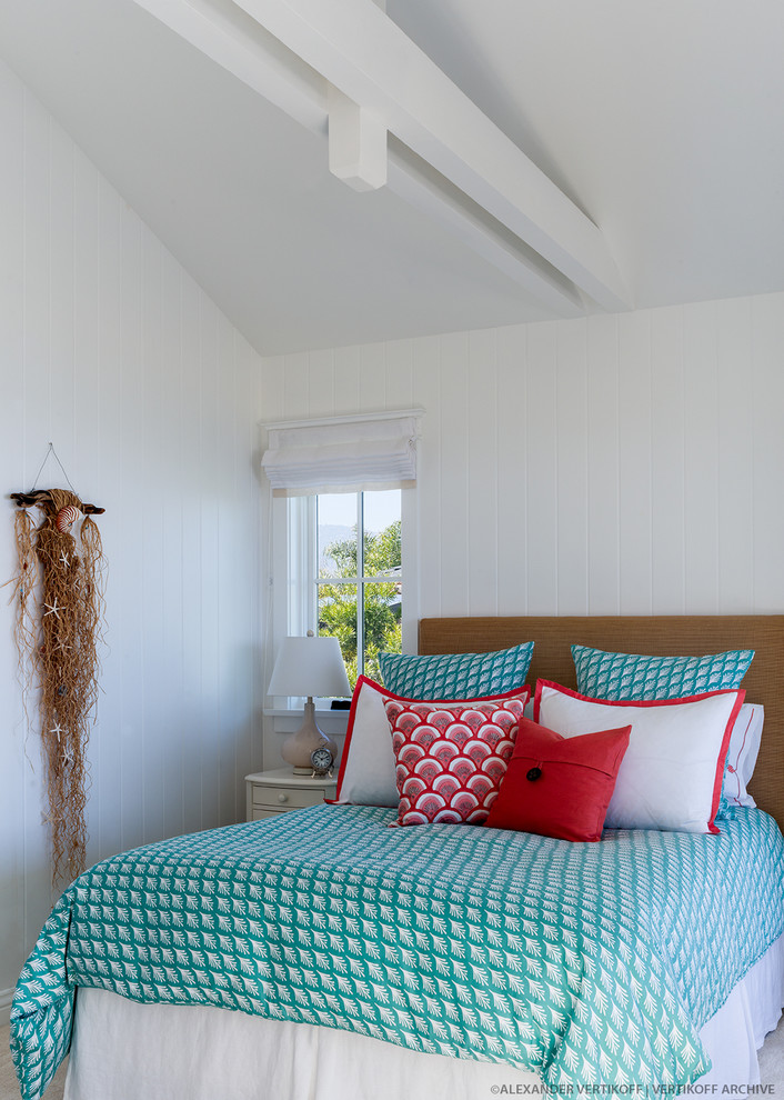Foto de habitación de invitados costera de tamaño medio sin chimenea con paredes blancas y suelo de madera clara