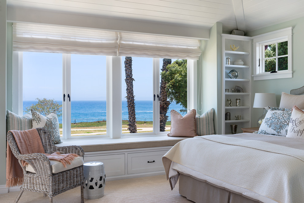 Ejemplo de dormitorio principal costero de tamaño medio sin chimenea con paredes verdes, moqueta y suelo beige