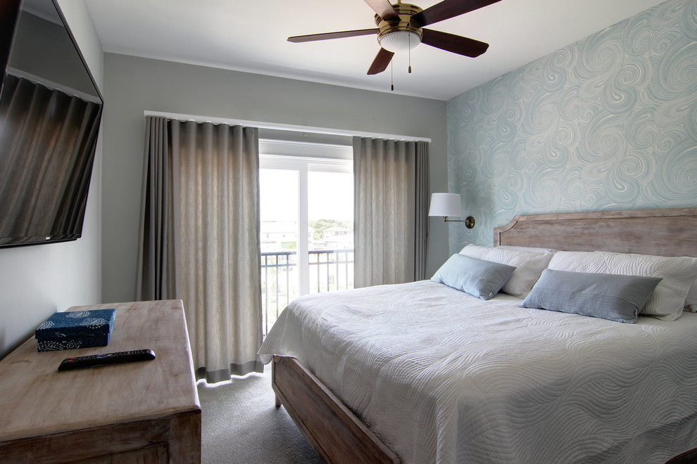 Foto de habitación de invitados marinera de tamaño medio sin chimenea con paredes grises y moqueta