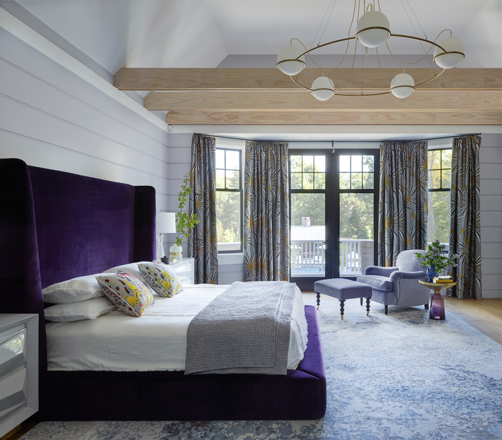 Großes Maritimes Hauptschlafzimmer mit lila Wandfarbe, braunem Holzboden und braunem Boden in Sonstige