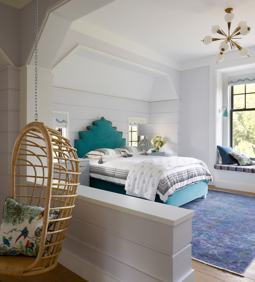 他の地域にあるビーチスタイルのおしゃれな客用寝室 (紫の壁、無垢フローリング、茶色い床) のレイアウト
