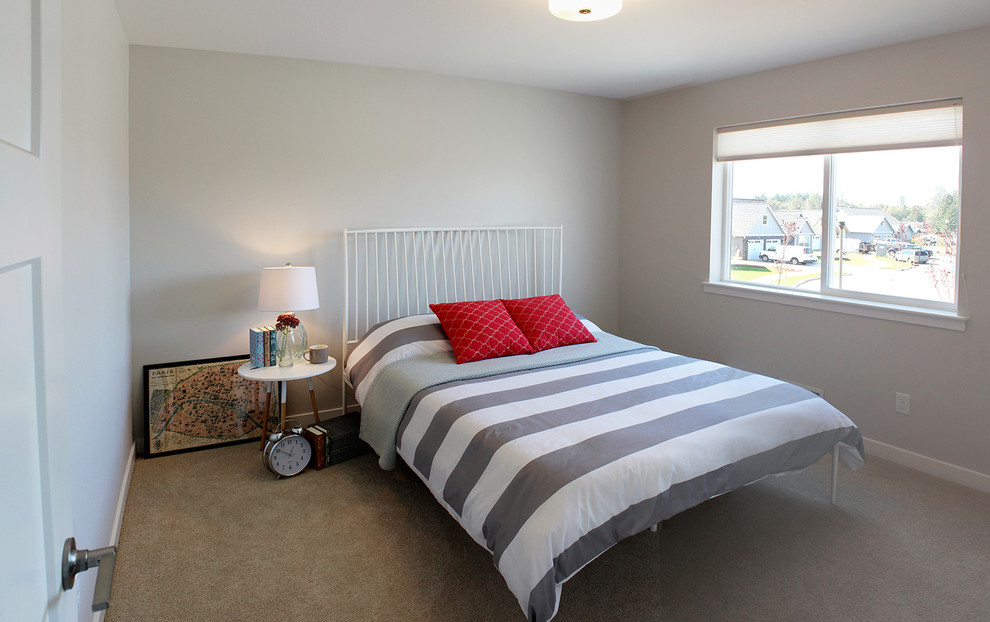 На фото: гостевая спальня среднего размера, (комната для гостей) в стиле кантри с серыми стенами и ковровым покрытием без камина