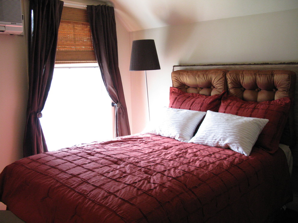 Foto di una camera da letto eclettica con pareti beige