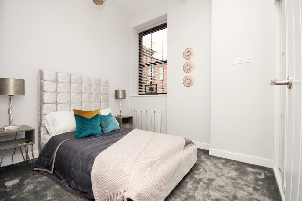 На фото: маленькая хозяйская спальня в стиле неоклассика (современная классика) с серыми стенами, ковровым покрытием и серым полом без камина для на участке и в саду