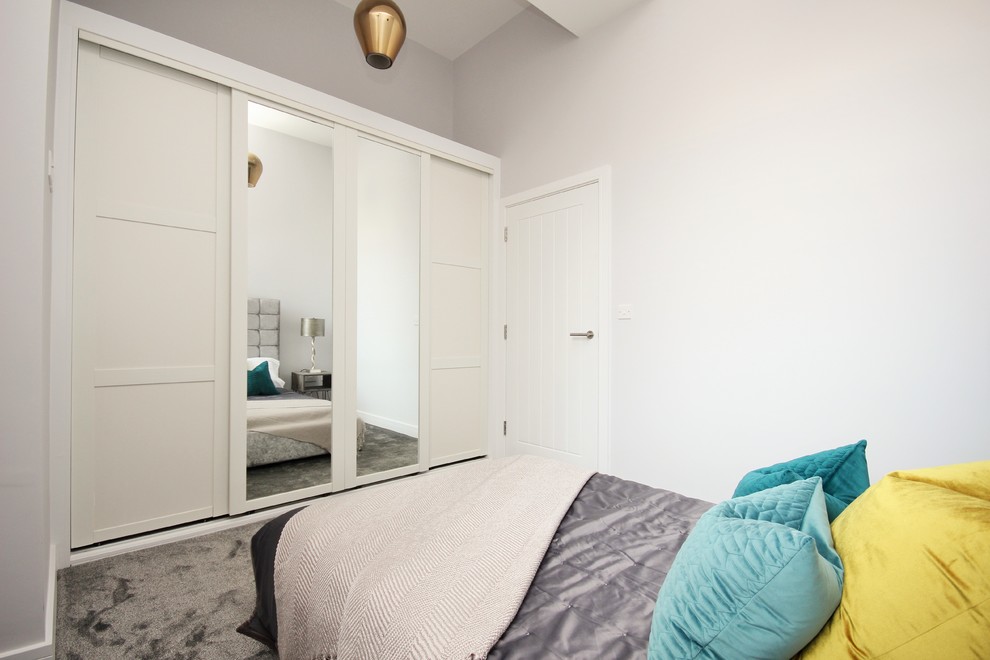 Kleines Klassisches Hauptschlafzimmer ohne Kamin mit grauer Wandfarbe, Teppichboden und grauem Boden in Essex