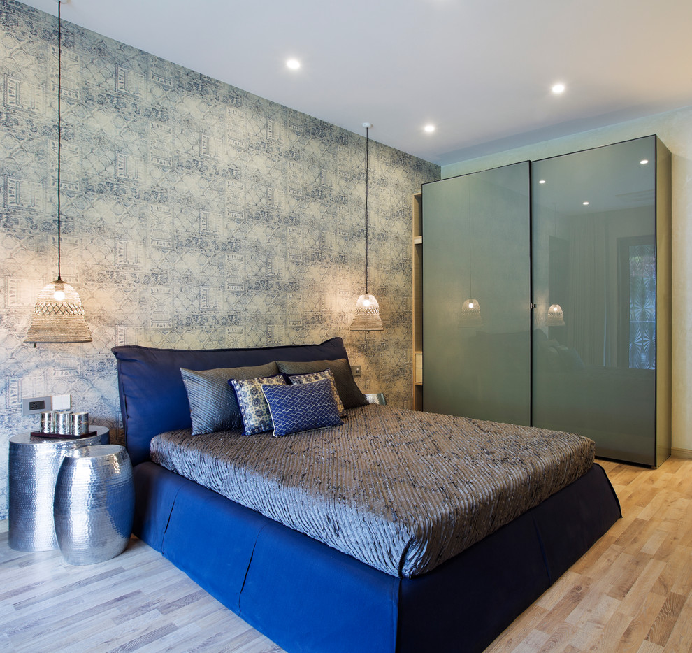 Ejemplo de dormitorio clásico renovado de tamaño medio con suelo de madera clara