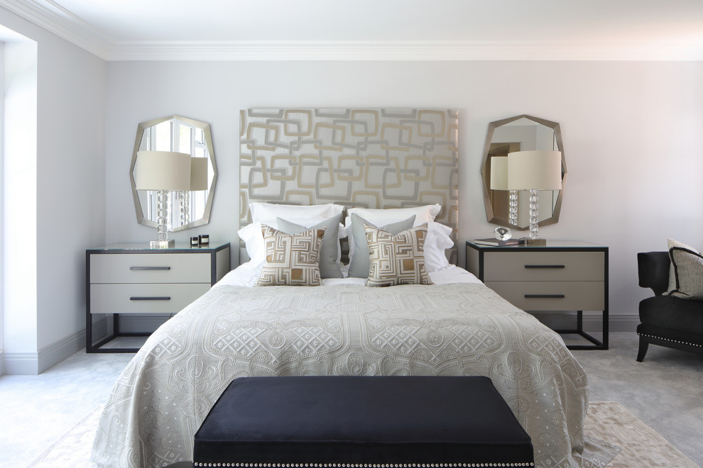 Источник вдохновения для домашнего уюта: большая хозяйская спальня в современном стиле с серыми стенами, ковровым покрытием и серым полом