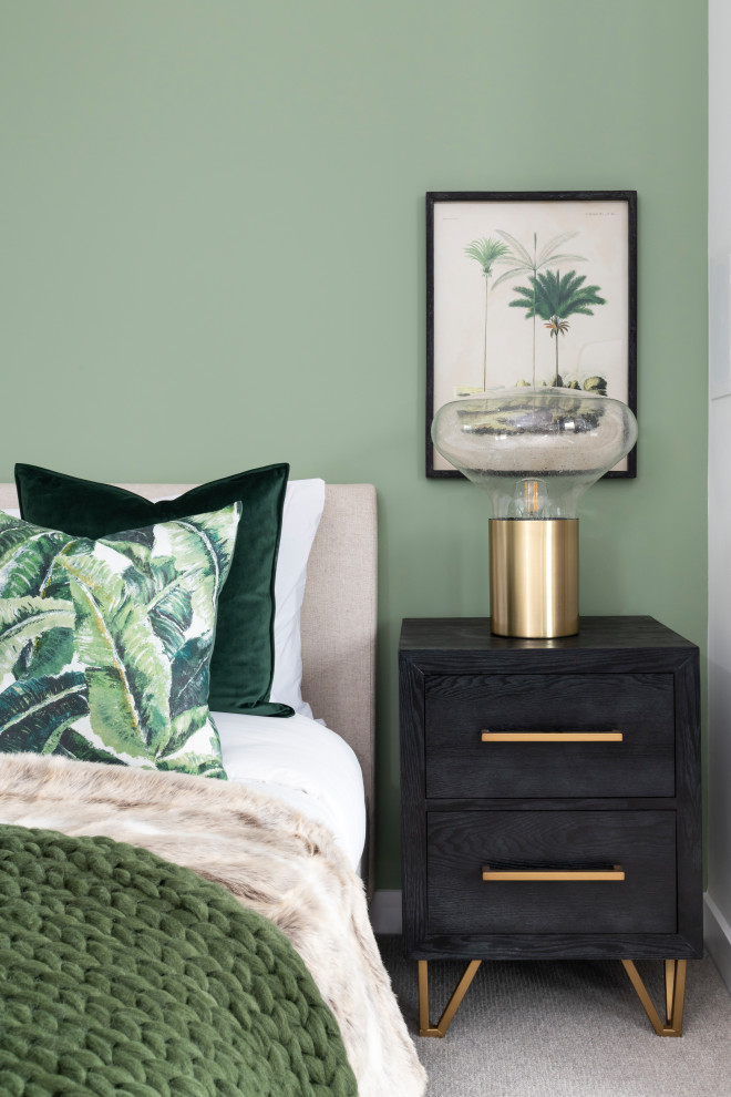 Kleines Modernes Hauptschlafzimmer ohne Kamin mit grüner Wandfarbe, braunem Holzboden und braunem Boden in London