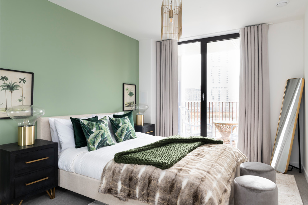 Стильный дизайн: маленькая хозяйская спальня в современном стиле с зелеными стенами, ковровым покрытием и серым полом без камина для на участке и в саду - последний тренд