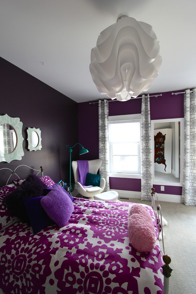 Foto di una camera da letto tradizionale di medie dimensioni con pareti viola e moquette