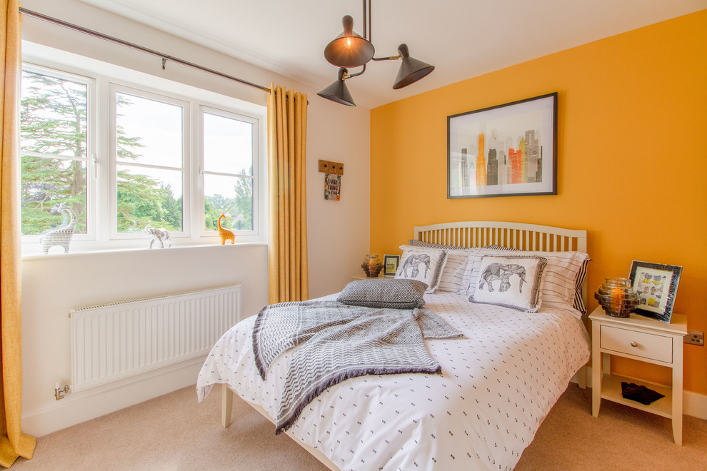 Inspiration för klassiska sovrum, med gula väggar, heltäckningsmatta och beiget golv