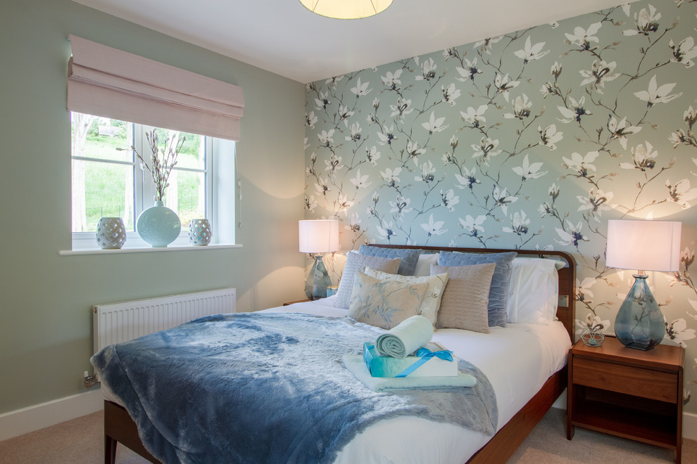 Modelo de dormitorio clásico renovado con paredes verdes, moqueta y suelo beige