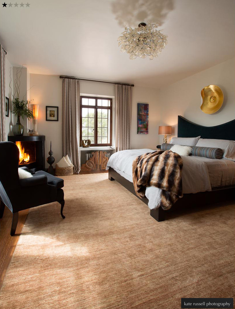 アルバカーキにある中くらいなトランジショナルスタイルのおしゃれな主寝室 (白い壁、無垢フローリング、コーナー設置型暖炉、金属の暖炉まわり)