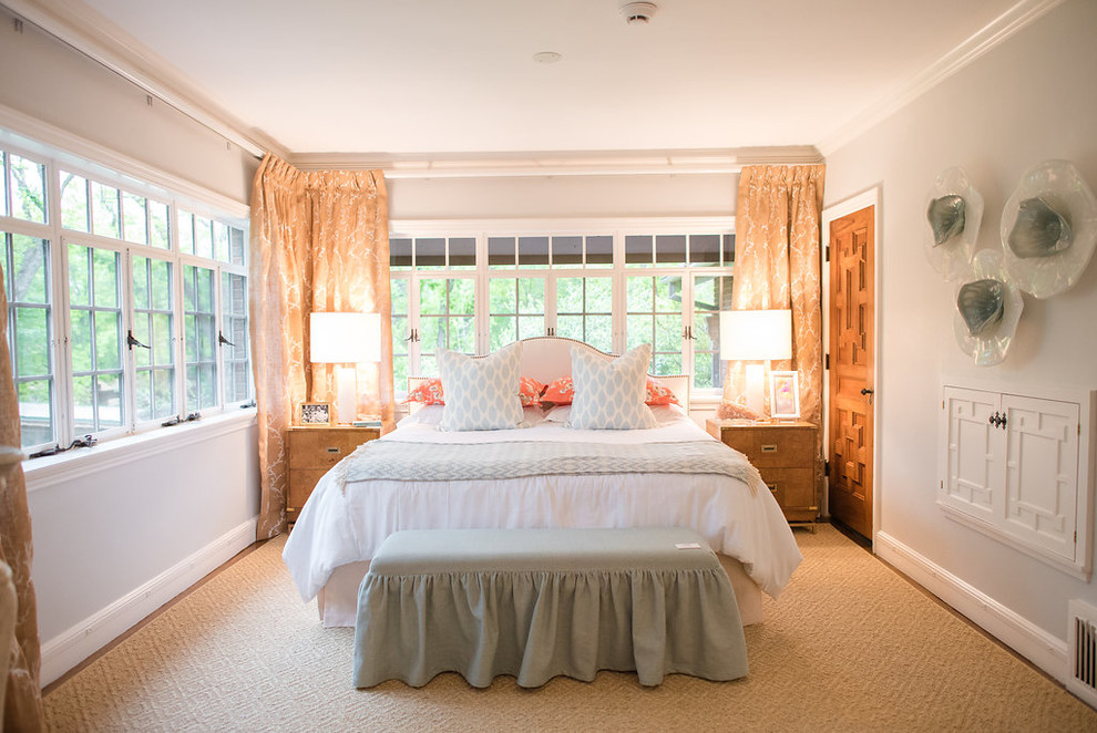 Foto di una camera da letto tradizionale con pareti grigie, moquette e pavimento beige