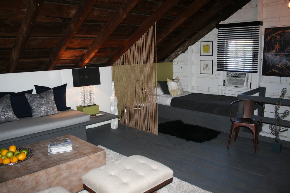 Mittelgroßes Modernes Hauptschlafzimmer ohne Kamin mit gebeiztem Holzboden und weißer Wandfarbe in New York