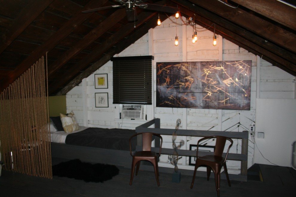 Aménagement d'une chambre mansardée ou avec mezzanine moderne de taille moyenne avec parquet peint, aucune cheminée et un mur blanc.