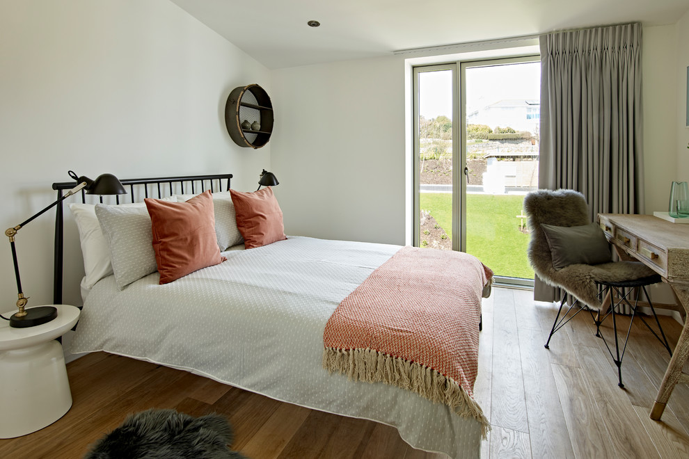 Mittelgroßes Modernes Schlafzimmer mit weißer Wandfarbe, hellem Holzboden und beigem Boden in London