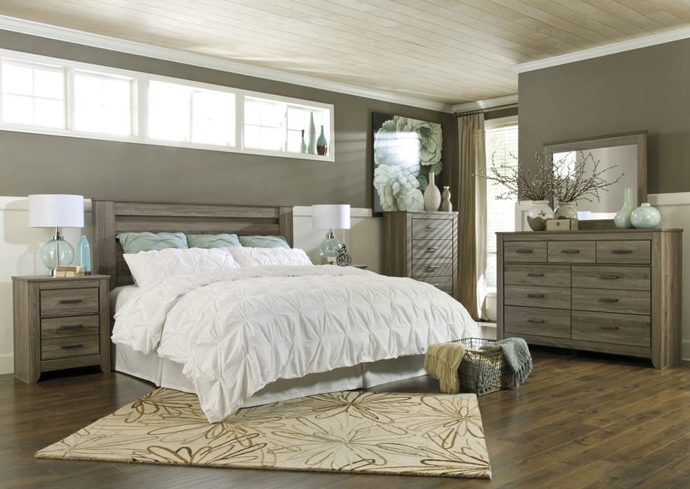 Ejemplo de dormitorio principal contemporáneo de tamaño medio sin chimenea con paredes marrones, suelo de madera oscura y suelo marrón