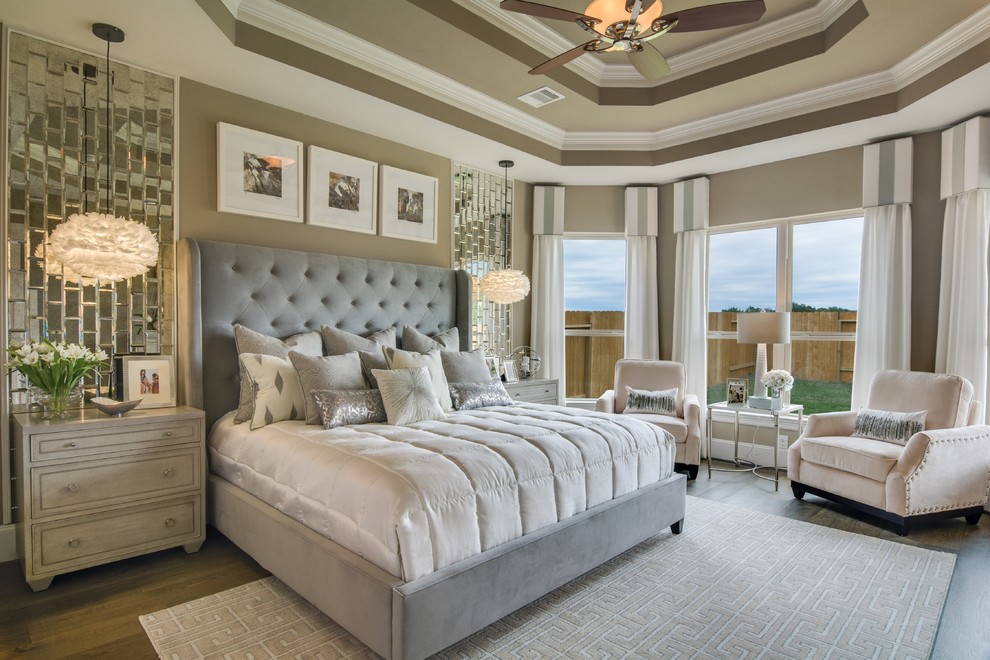 ヒューストンにあるトランジショナルスタイルのおしゃれな主寝室 (茶色い壁、無垢フローリング、グレーとブラウン) のインテリア