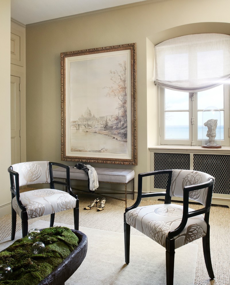 Immagine di una camera matrimoniale classica di medie dimensioni con pareti beige e moquette