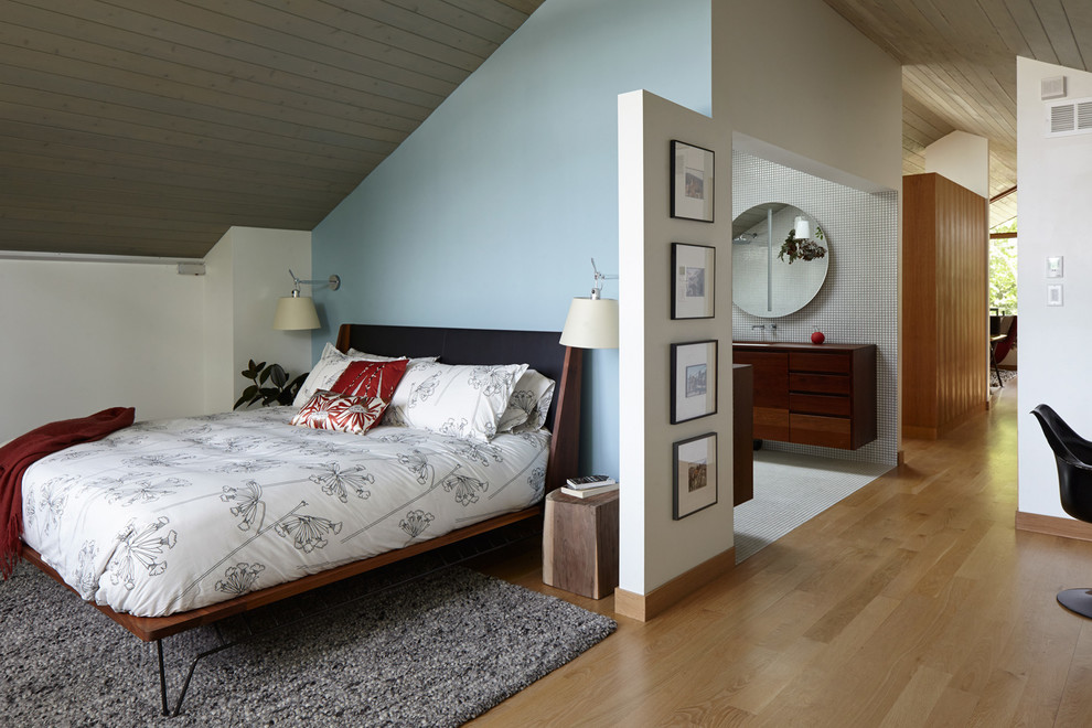 Modernes Schlafzimmer ohne Kamin mit weißer Wandfarbe, hellem Holzboden und braunem Boden in Kansas City