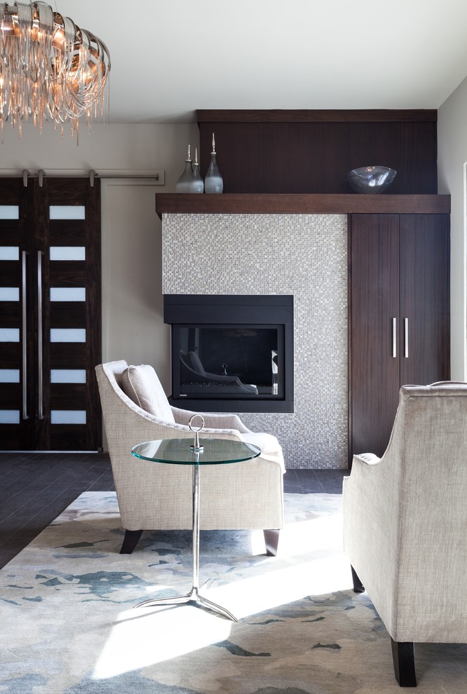 Стильный дизайн: хозяйская спальня среднего размера в стиле модернизм с серыми стенами, полом из керамогранита, угловым камином и фасадом камина из плитки - последний тренд