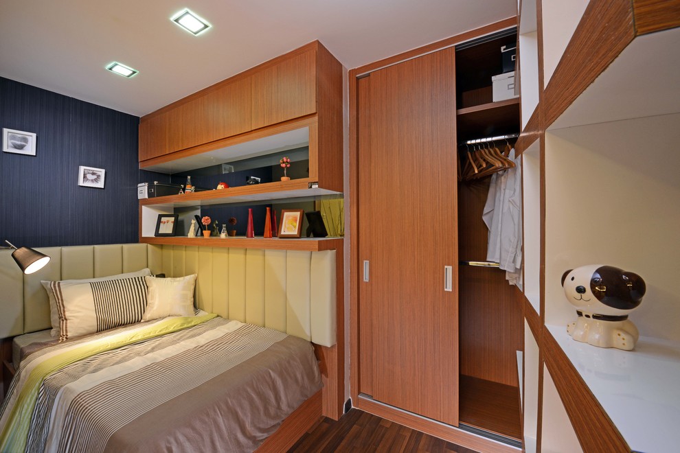 Идея дизайна: маленькая спальня в современном стиле с серыми стенами и полом из винила без камина для на участке и в саду