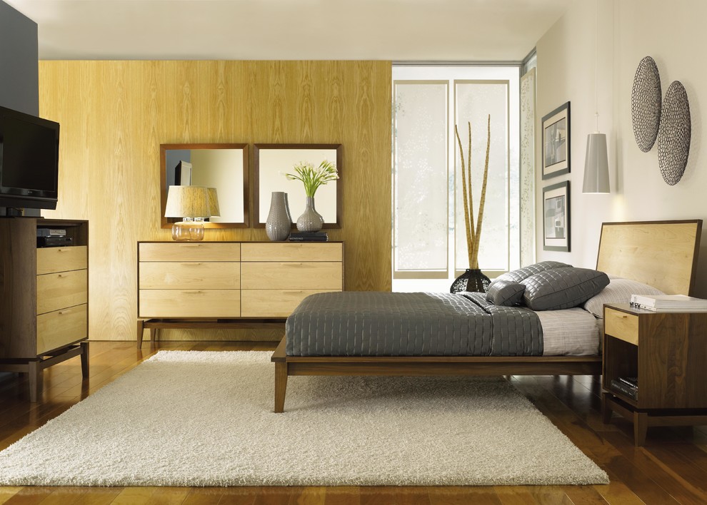 Esempio di una camera degli ospiti contemporanea di medie dimensioni con pareti beige, pavimento in legno massello medio e nessun camino