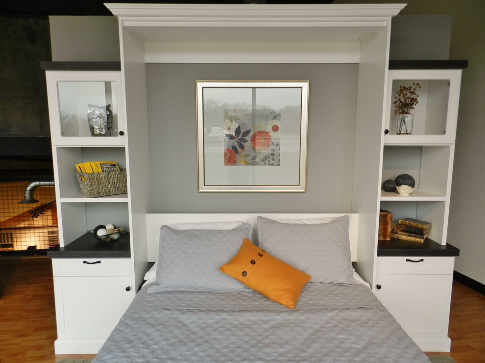 Modelo de habitación de invitados marinera de tamaño medio con paredes grises, suelo de madera en tonos medios y suelo marrón