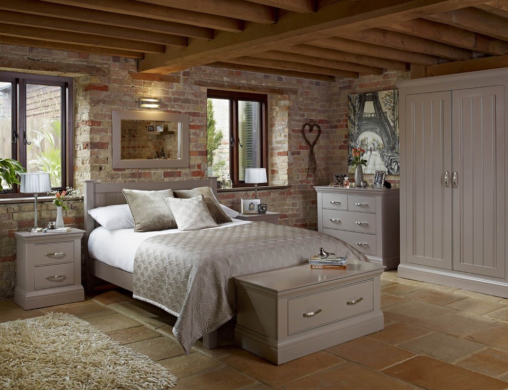 Foto de habitación de invitados de estilo de casa de campo de tamaño medio con suelo de baldosas de terracota