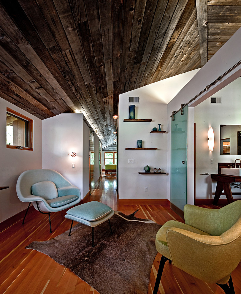 Modernes Schlafzimmer mit weißer Wandfarbe und braunem Holzboden in Detroit
