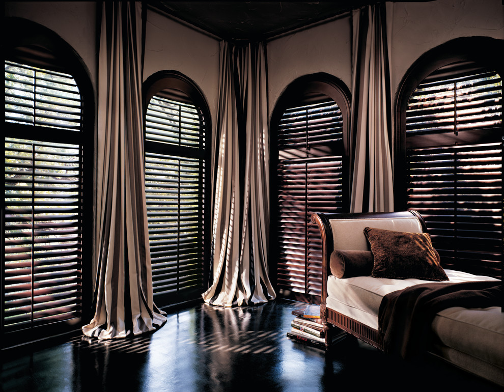 クリーブランドにある広いトラディショナルスタイルのおしゃれな主寝室 (茶色い壁、コンクリートの床、暖炉なし) のインテリア