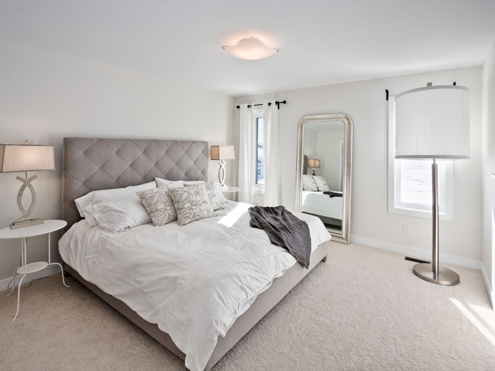 На фото: хозяйская спальня среднего размера в стиле неоклассика (современная классика) с белыми стенами и ковровым покрытием