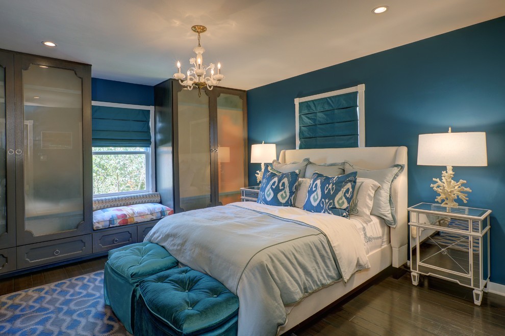 Bild på ett funkis sovrum, med blå väggar och mörkt trägolv