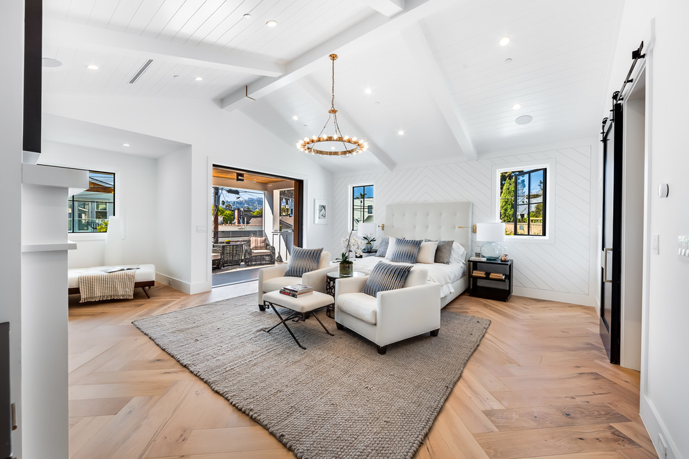 Klassisches Hauptschlafzimmer mit weißer Wandfarbe, braunem Holzboden und braunem Boden in Los Angeles