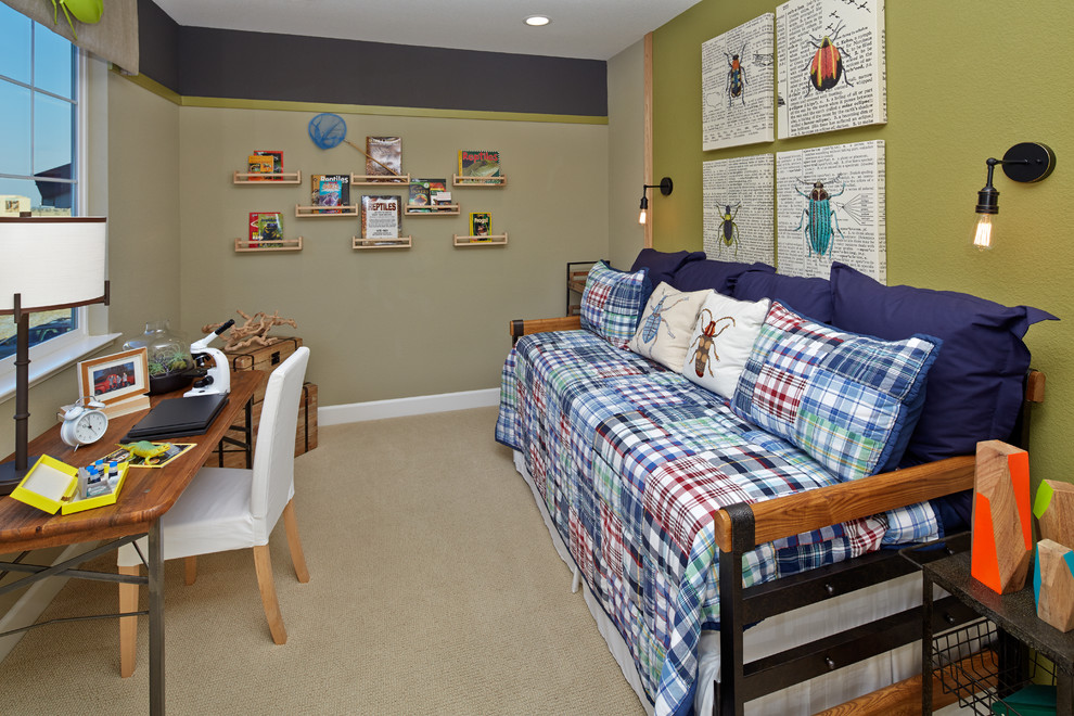 На фото: гостевая спальня среднего размера, (комната для гостей) в классическом стиле с зелеными стенами и ковровым покрытием без камина